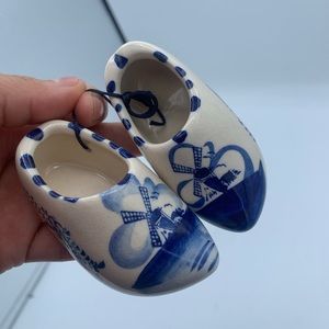 Pair of miniature Delft blue collection Holland souvenir dutch shoes blue beige